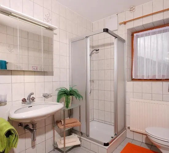 Haus Leonhard شقة